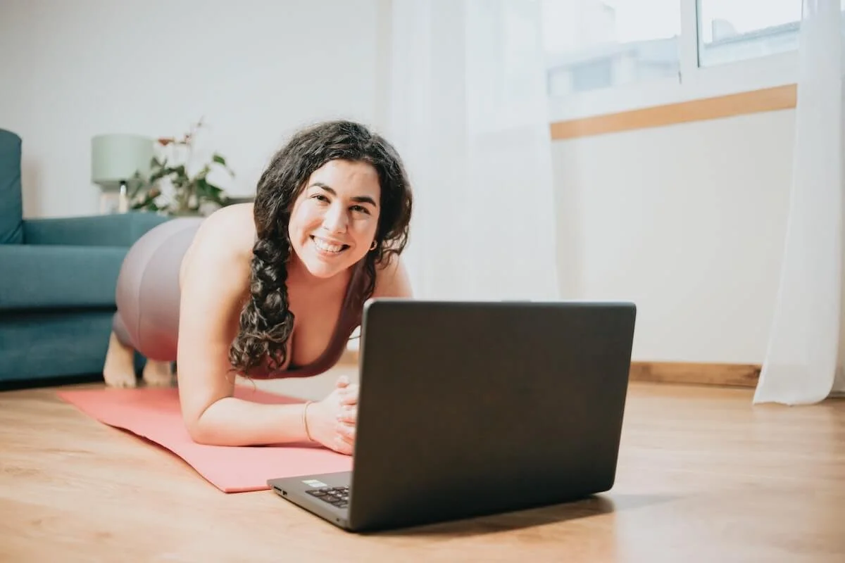 Distraction-free video playback view